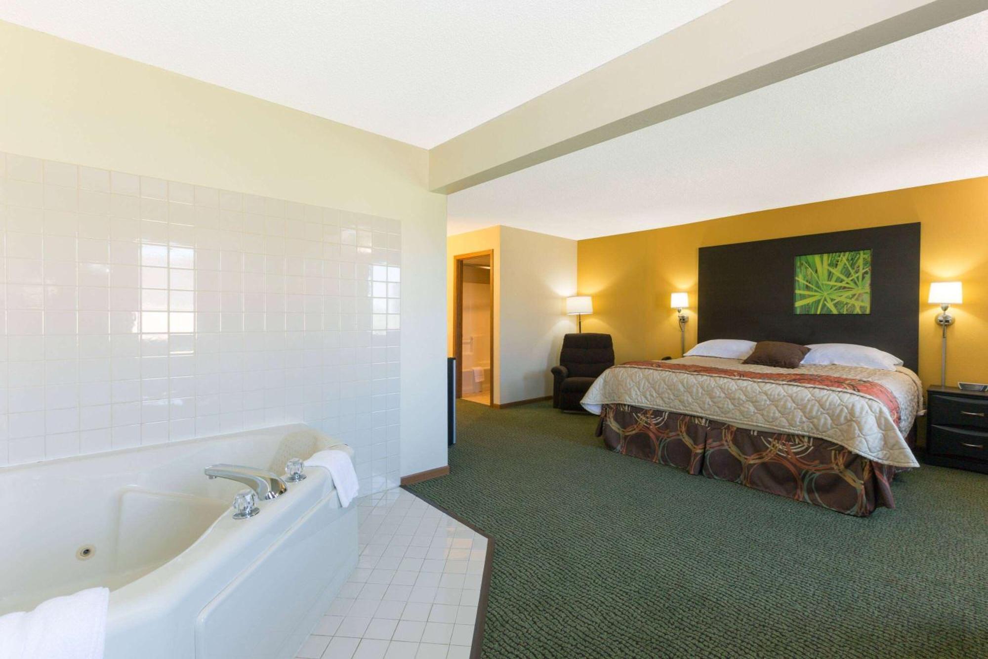 ซูเปอร์ 8 บาย วินด์แฮม เพอรี/ไอโอวา Hotel Perry ภายนอก รูปภาพ
